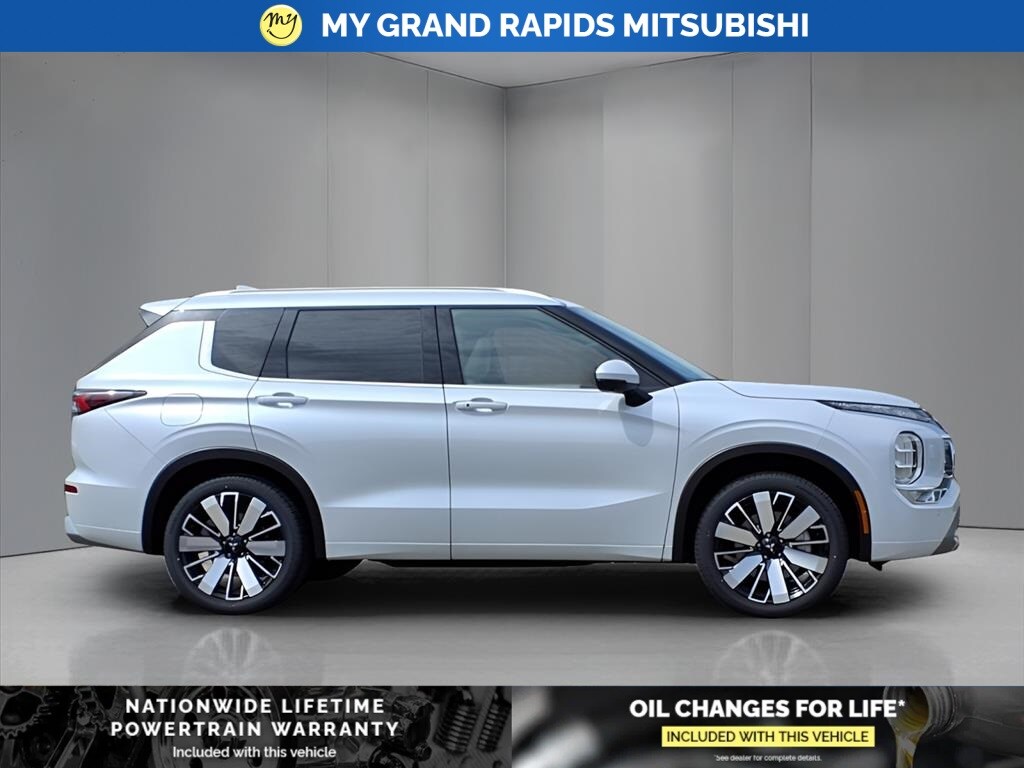 2025 Mitsubishi Outlander SEL photo 2