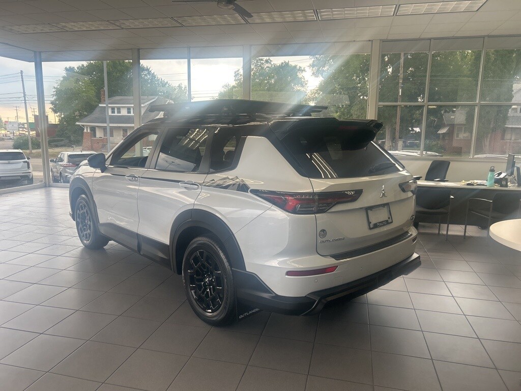 2025 Mitsubishi Outlander SE Ralliart photo 2