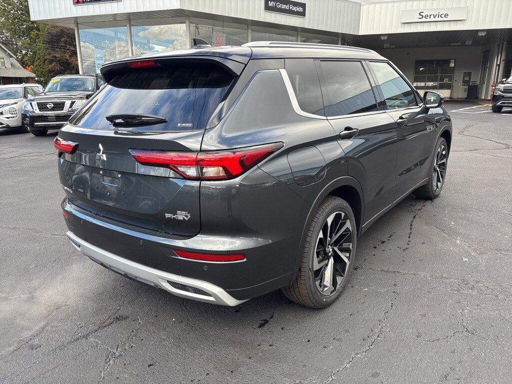 2025 Mitsubishi Outlander SEL photo 3