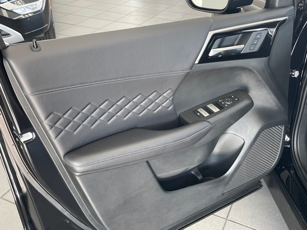 2025 Mitsubishi Outlander PHEV SEL Black Edition photo 4