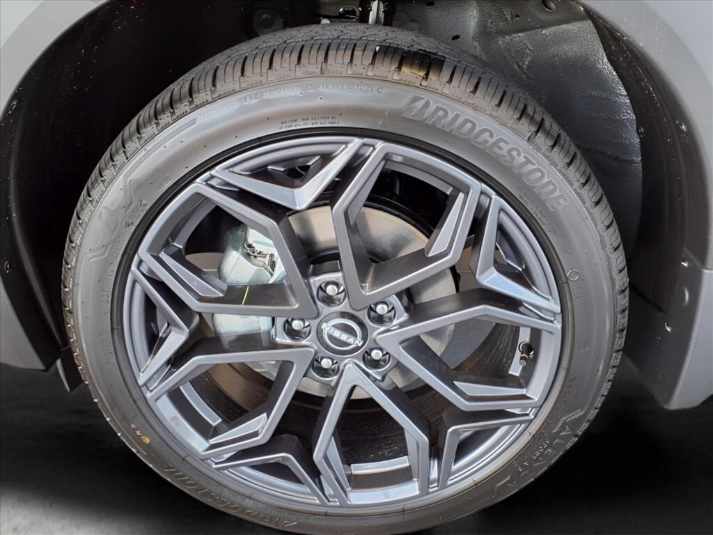 2025 Nissan Kicks SR photo 2