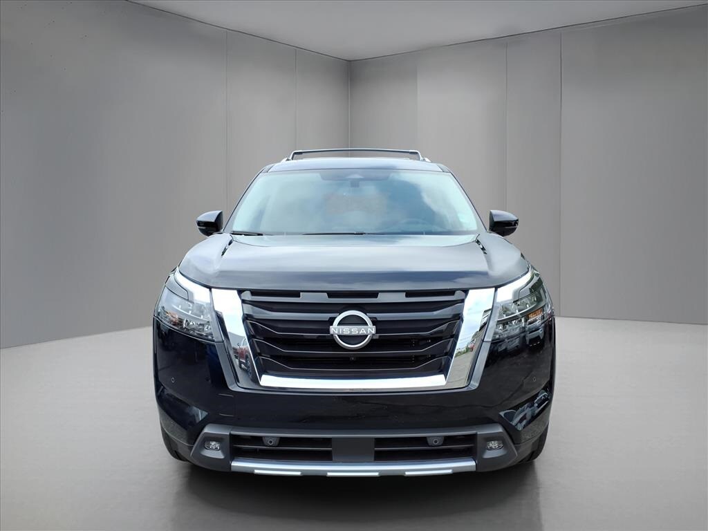 2025 Nissan Pathfinder Platinum photo 2