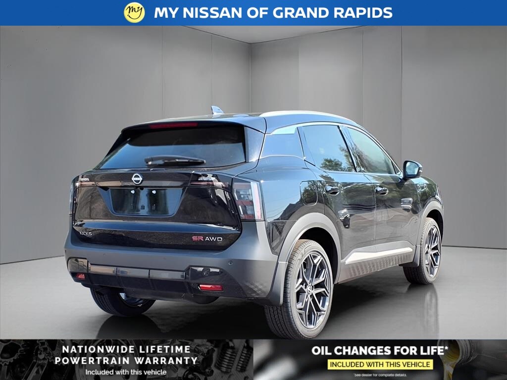 2025 Nissan Kicks SR photo 2