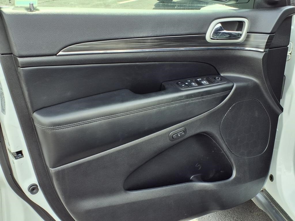 2023 Jeep Grand Cherokee Laredo photo 3