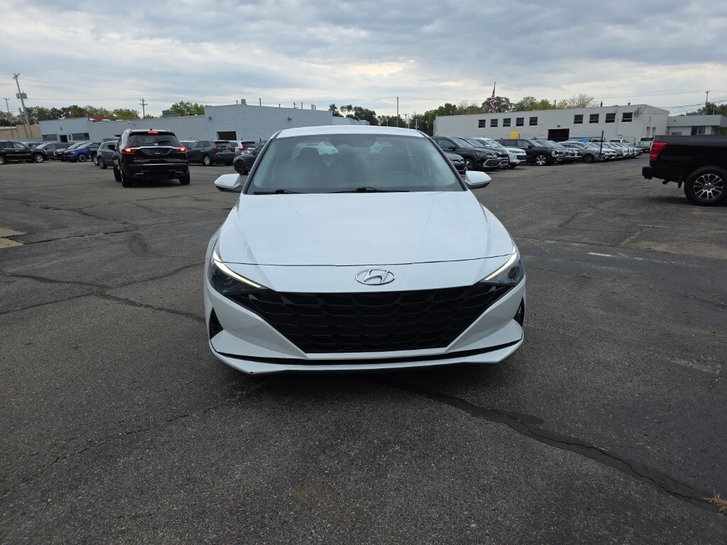 2022 Hyundai Elantra SEL photo 2