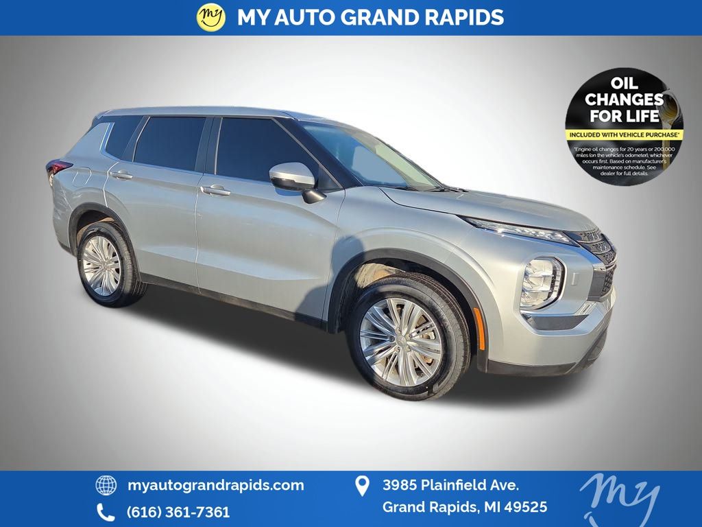 2024 Mitsubishi Outlander ES's photo