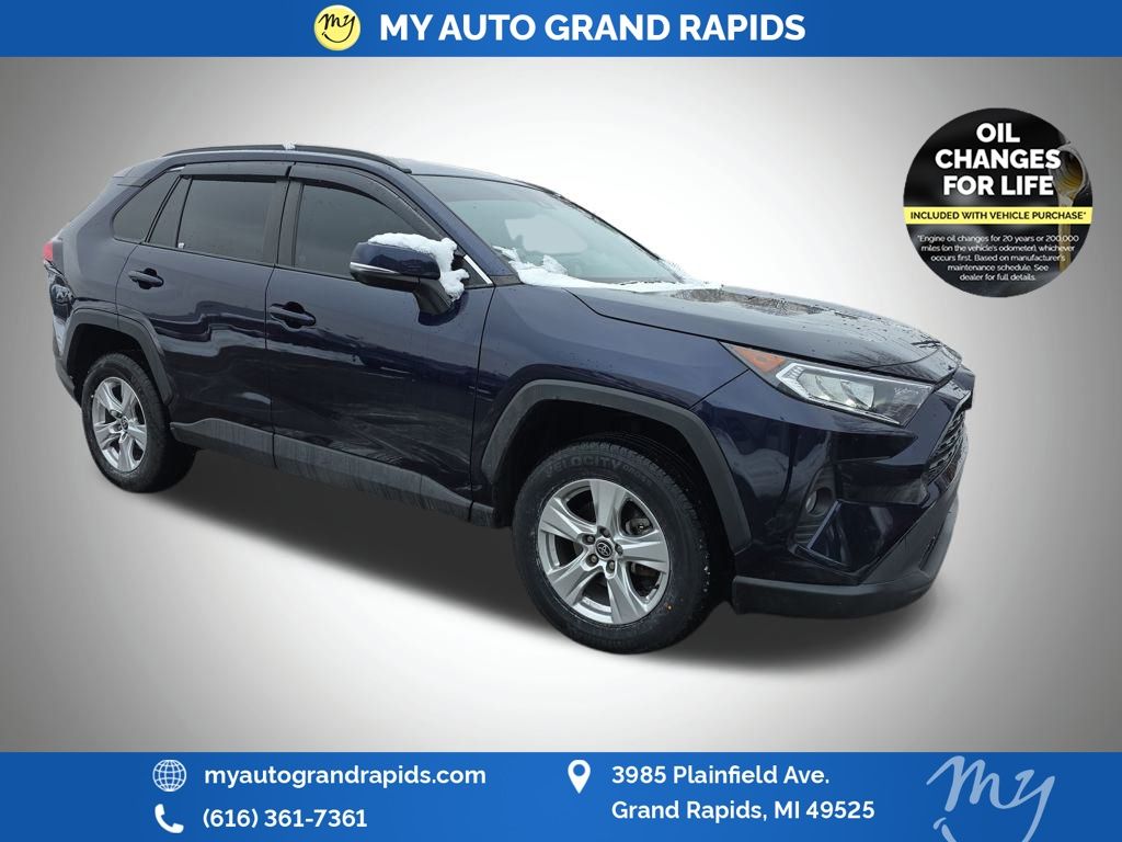 2021 Toyota RAV4 XLE's photo