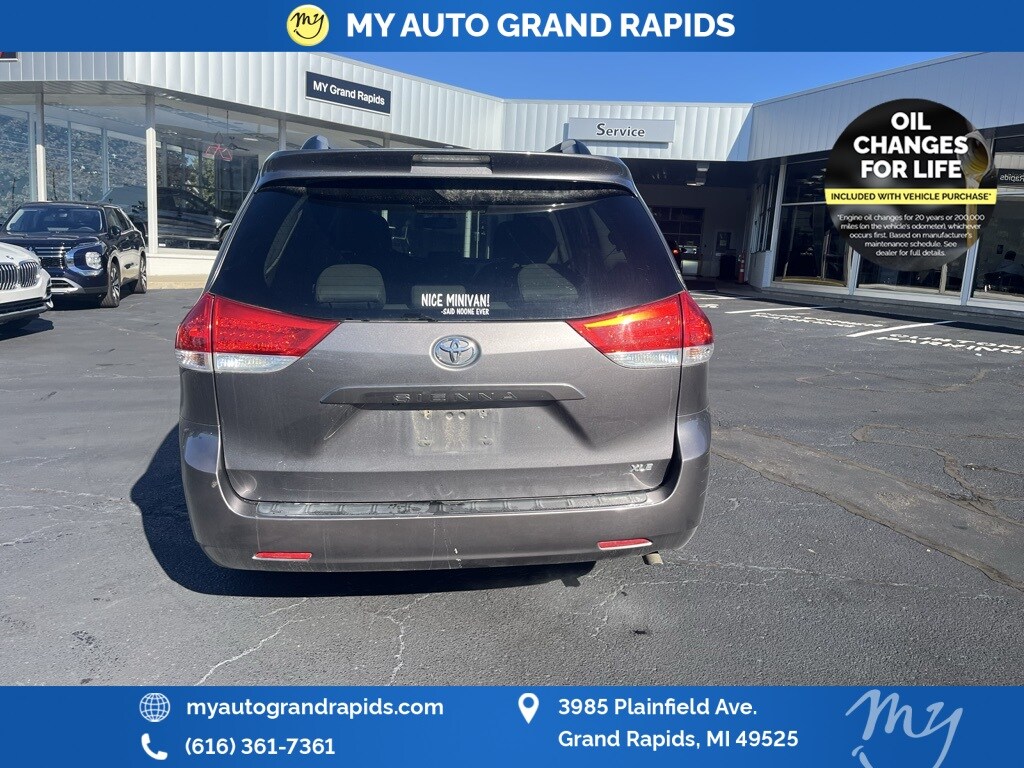 2014 Toyota Sienna L photo 3