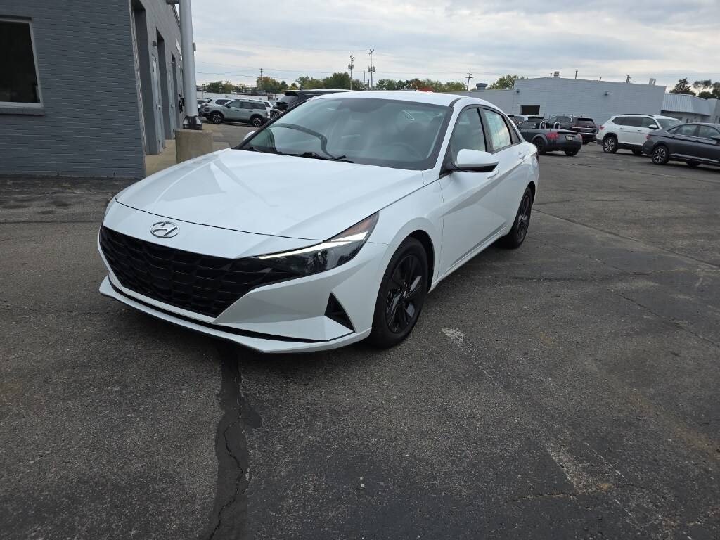 2022 Hyundai Elantra SEL photo 3