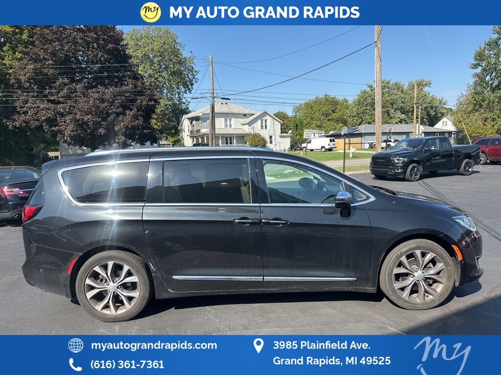 2018 Chrysler Pacifica Limited photo 3