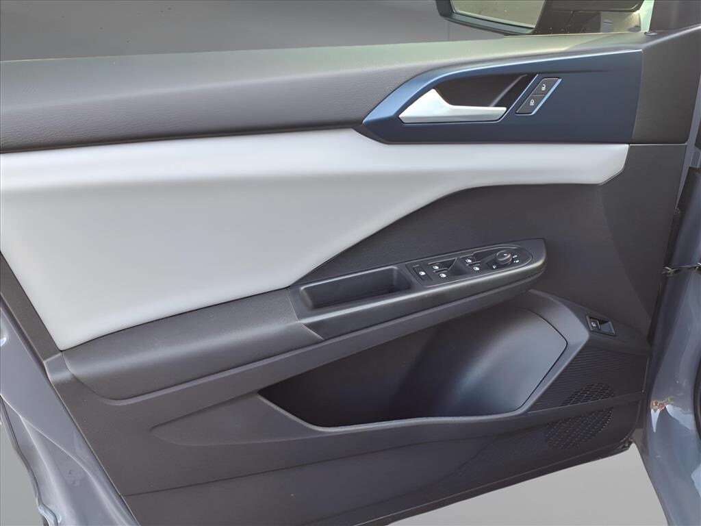 2022 Volkswagen Taos SE photo 2