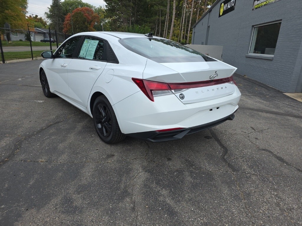 2022 Hyundai Elantra SEL photo 4