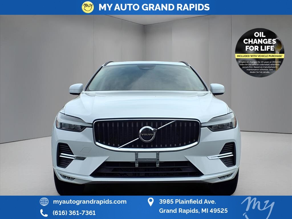 2022 Volvo XC60 B5 Momentum photo 2