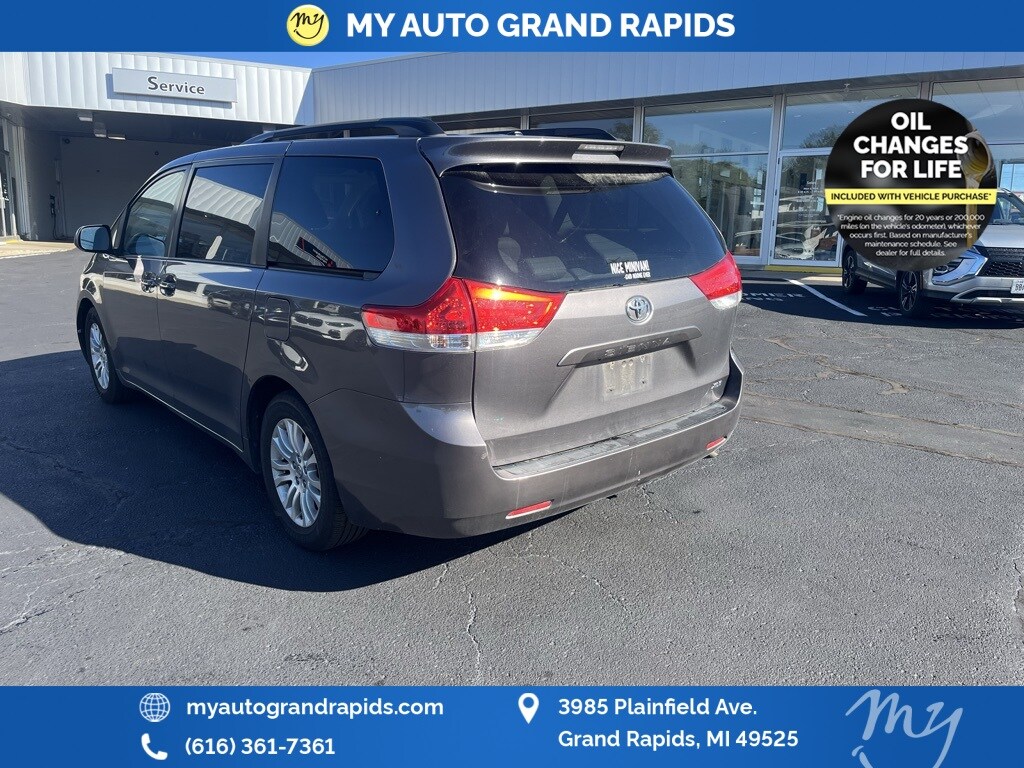2014 Toyota Sienna L photo 2