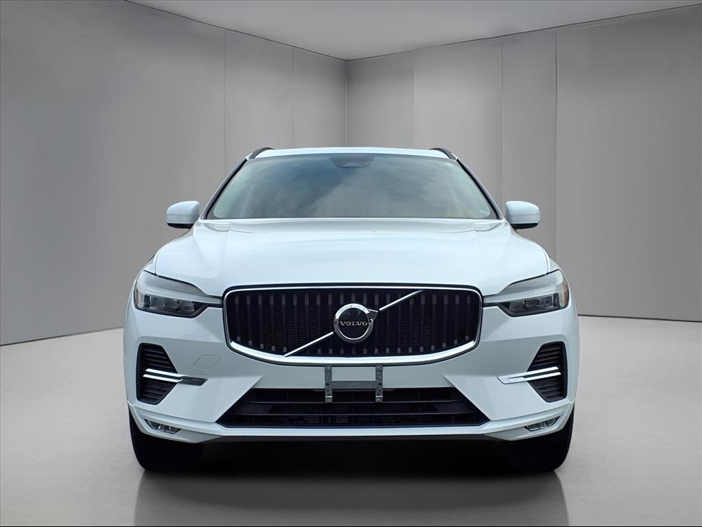 2022 Volvo XC60 B5 Momentum photo 2