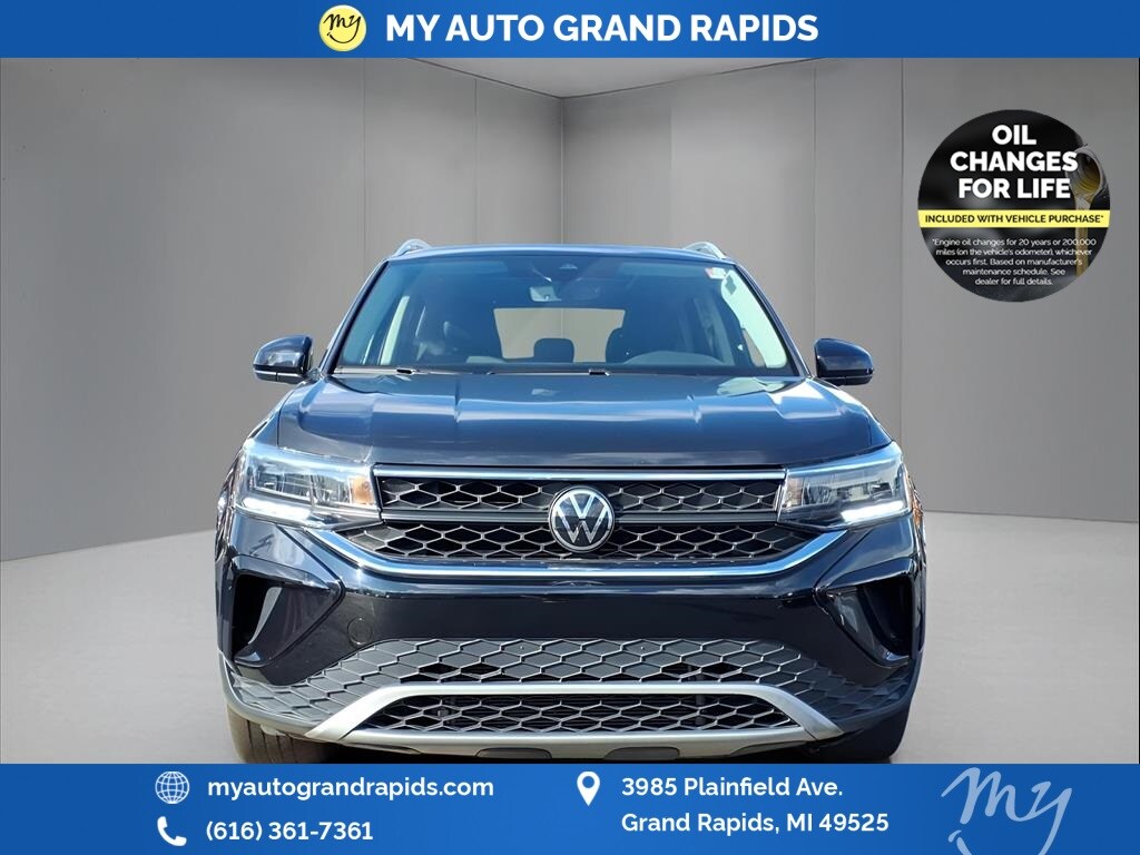 2023 Volkswagen Taos SE photo 2