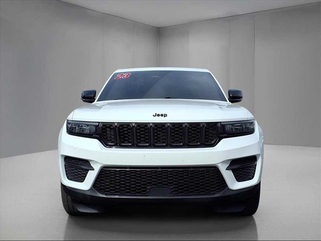 2023 Jeep Grand Cherokee Laredo photo 2