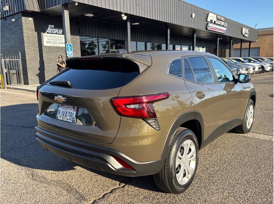 2024 Chevrolet Trax LS - Photo 4