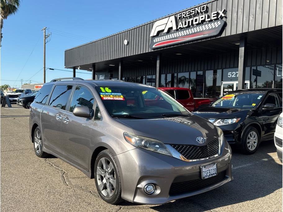 2016 Toyota Sienna SE V6 8-Passenger's photo