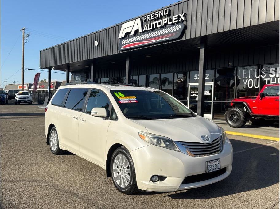 2016 Toyota Sienna Limited V6 7-Passenger's photo