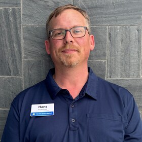 Staff member Hans Helmus from ID_2fbc13