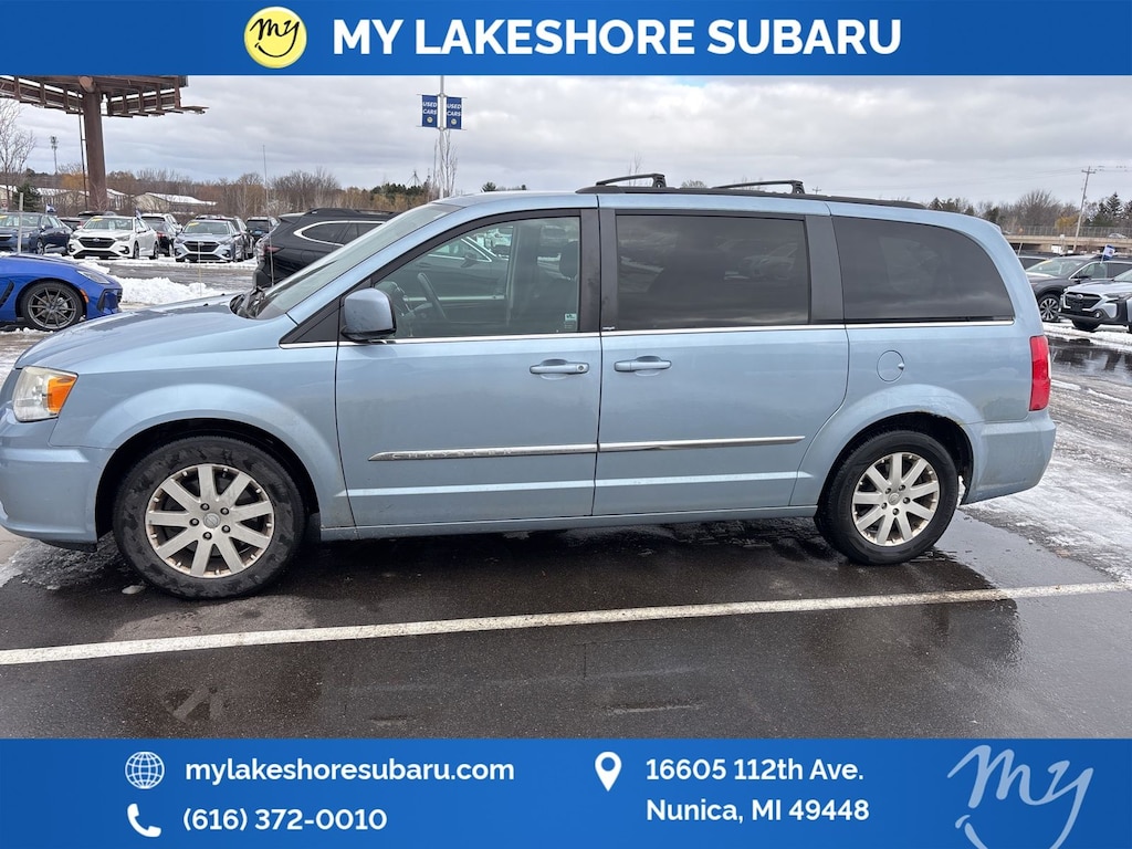 2013 Chrysler Town & Country Touring photo 3