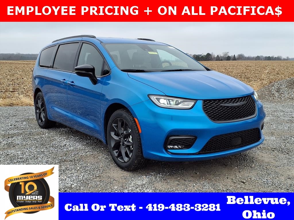 2026 Chrysler Pacifica Select's photo