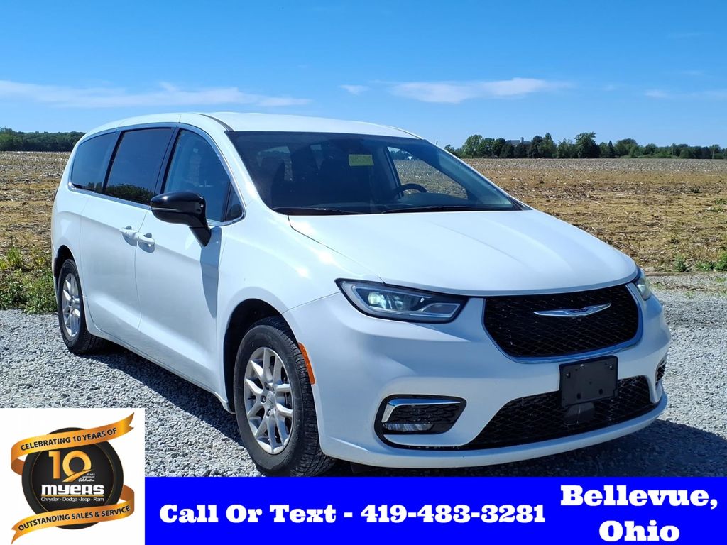 2024 Chrysler Pacifica Touring L's photo