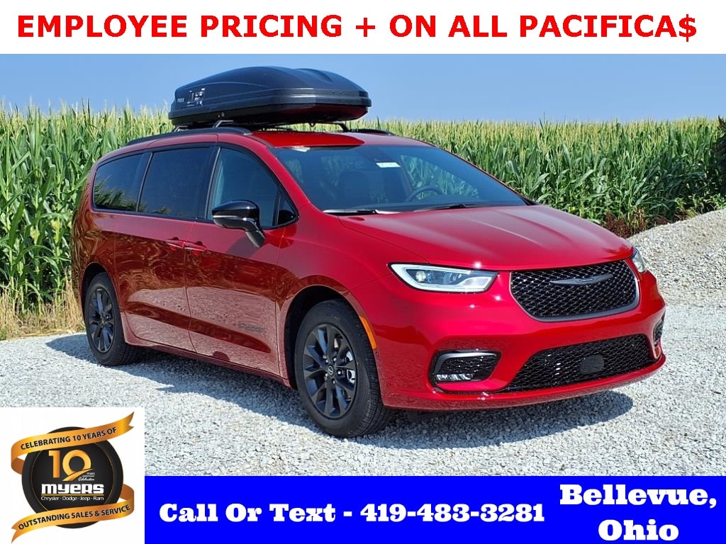 2025 Chrysler Pacifica Select's photo