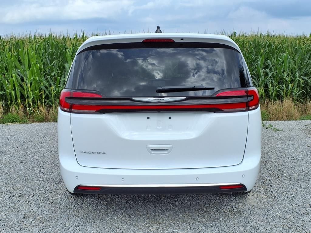 2025 Chrysler Pacifica Select - Photo 30