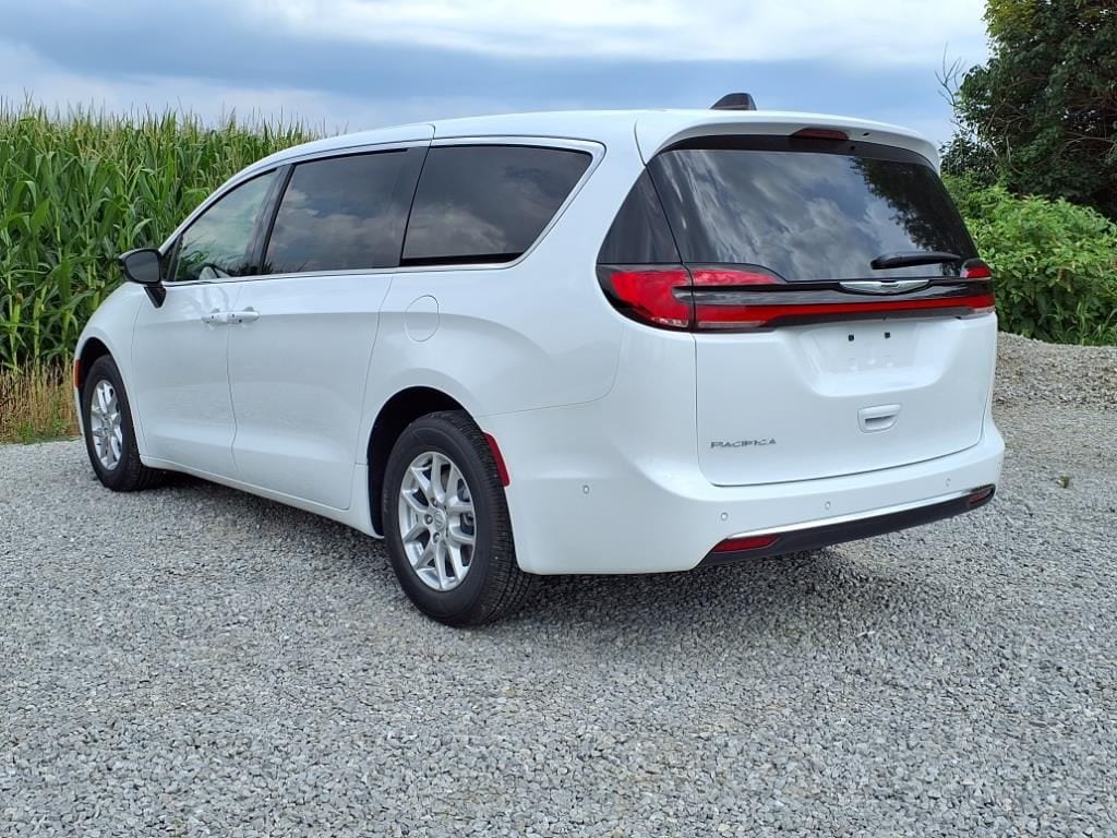 2025 Chrysler Pacifica Select - Photo 33