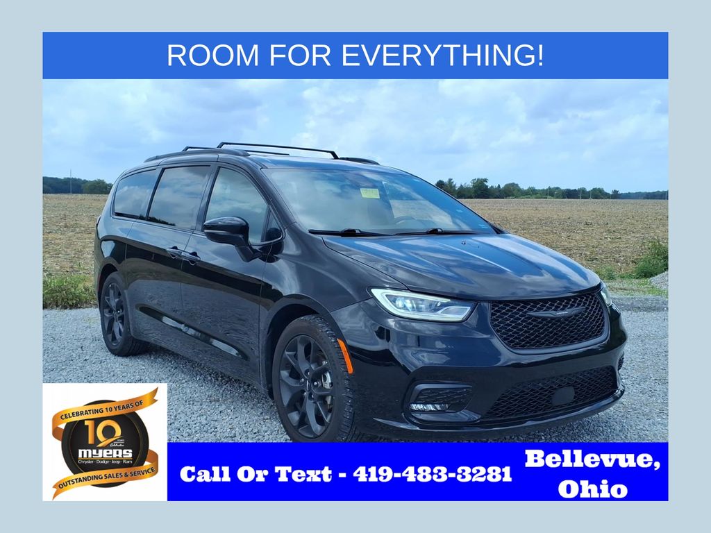 2025 Chrysler Pacifica Limited's photo