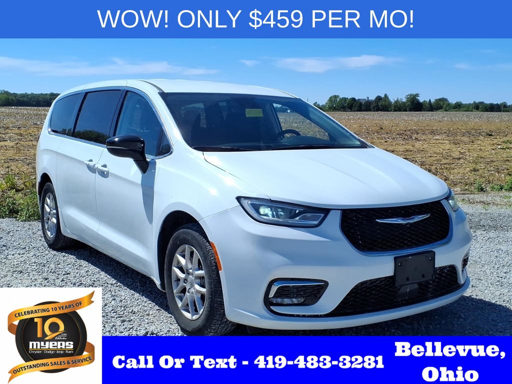 2024 Chrysler Pacifica Touring L's photo