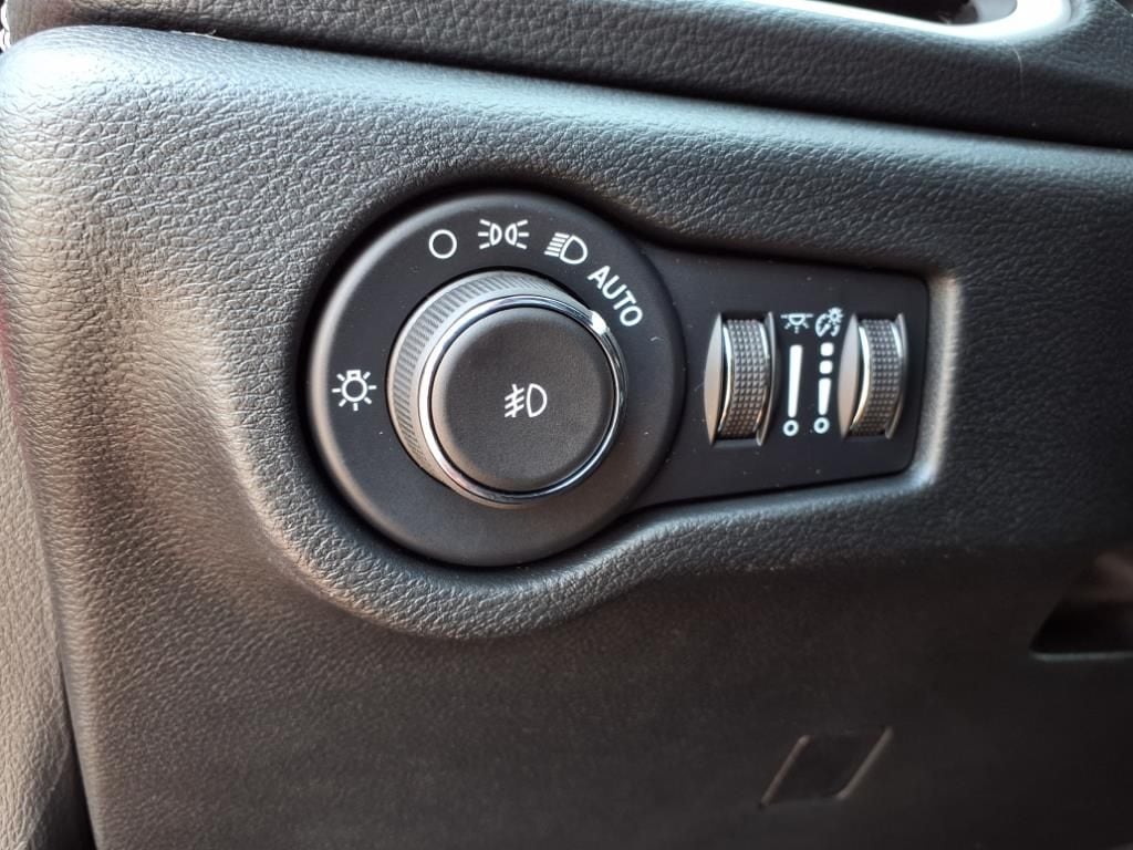 2025 Chrysler Pacifica Select - Photo 27