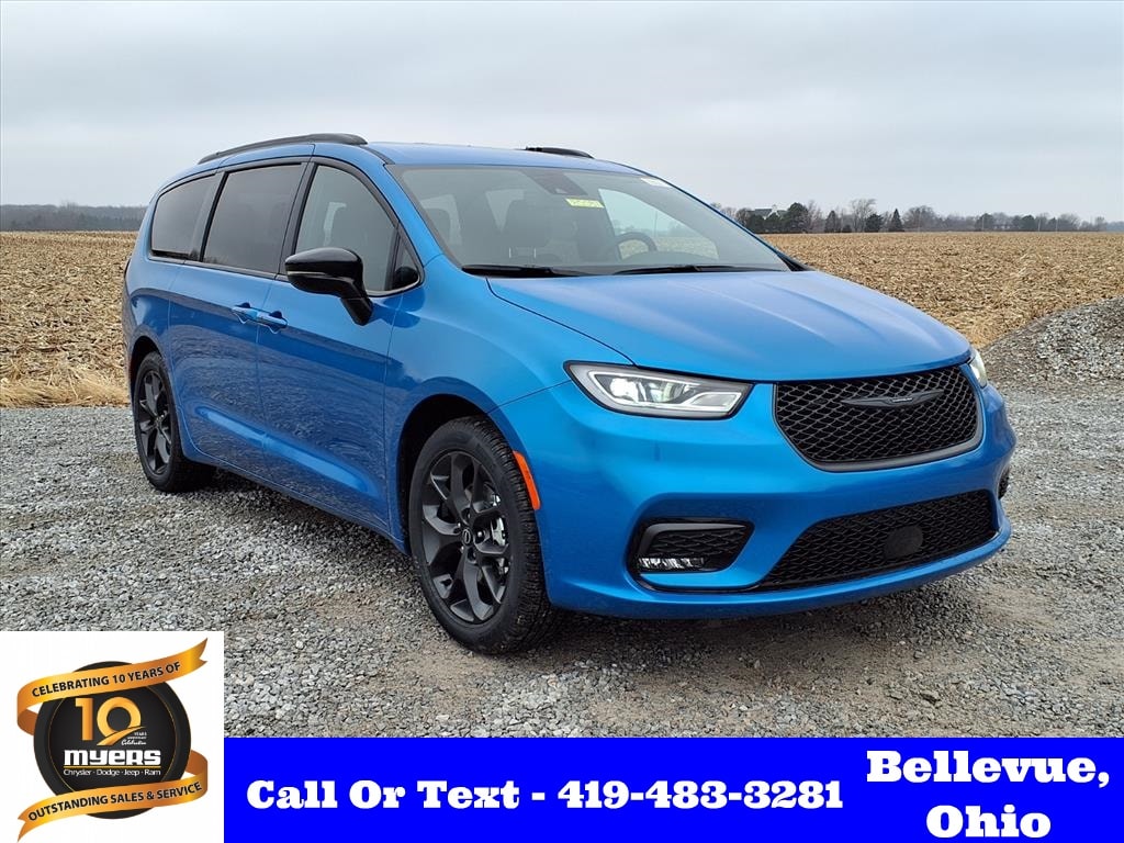 2026 Chrysler Pacifica Select's photo