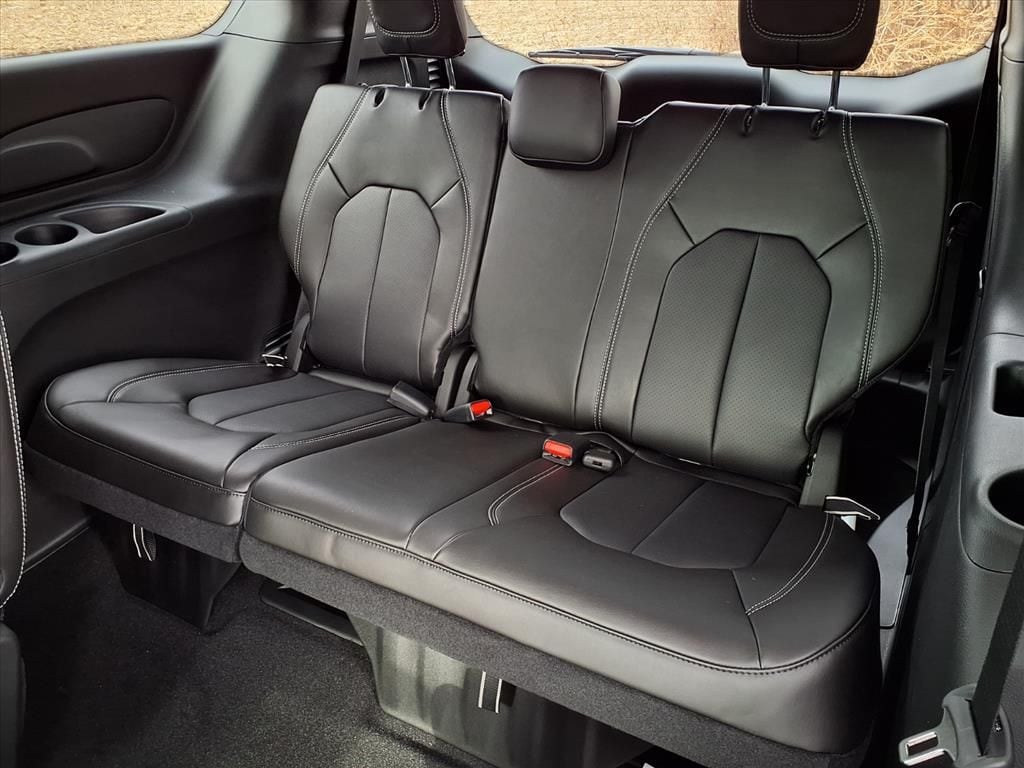 2026 Chrysler Pacifica Select - Photo 8