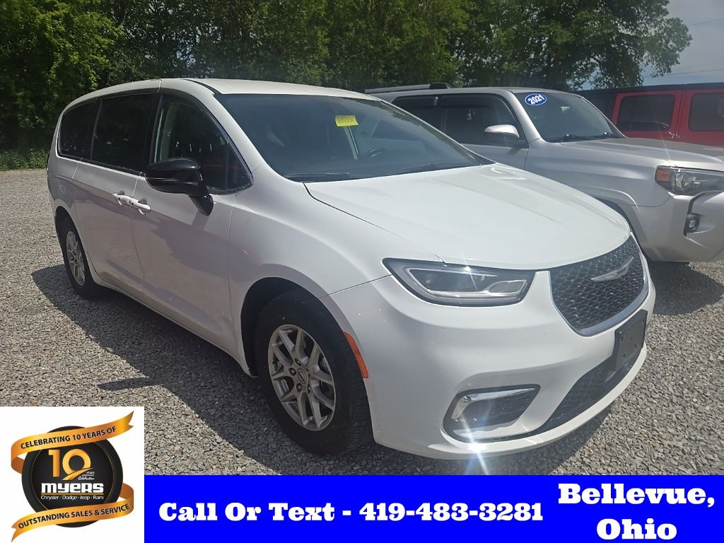 2024 Chrysler Pacifica Touring L's photo