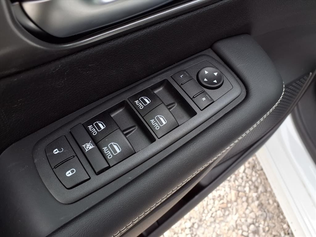 2026 Chrysler Pacifica Select - Photo 25