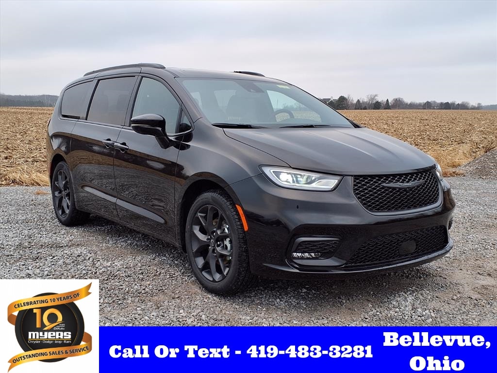 2026 Chrysler Pacifica Select's photo