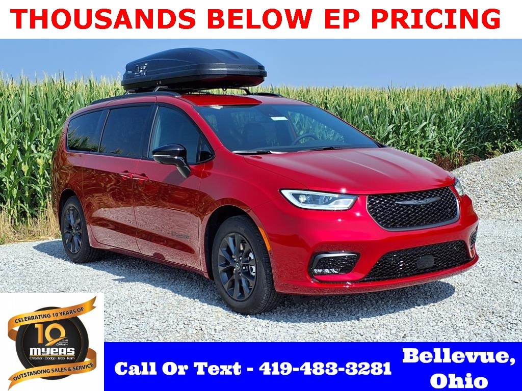 2025 Chrysler Pacifica Select's photo