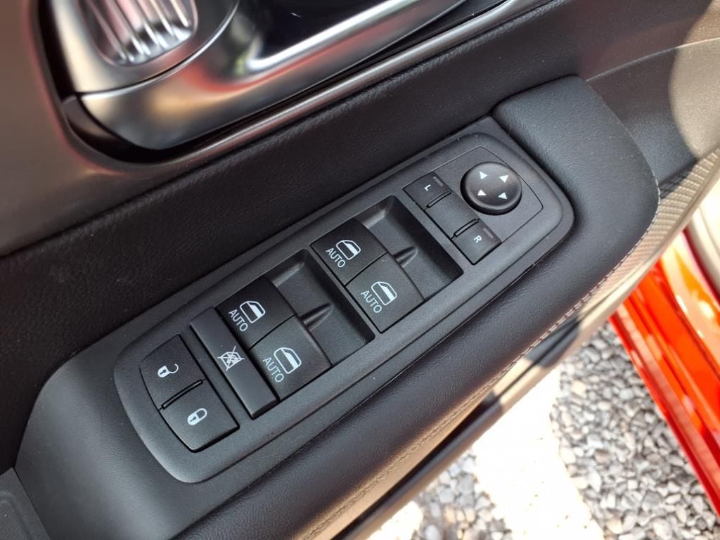 2025 Chrysler Pacifica Select - Photo 26