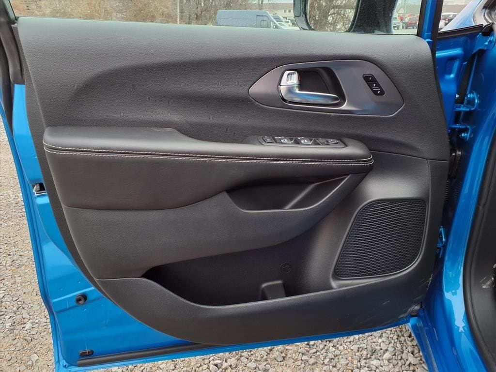 2026 Chrysler Pacifica Select - Photo 22