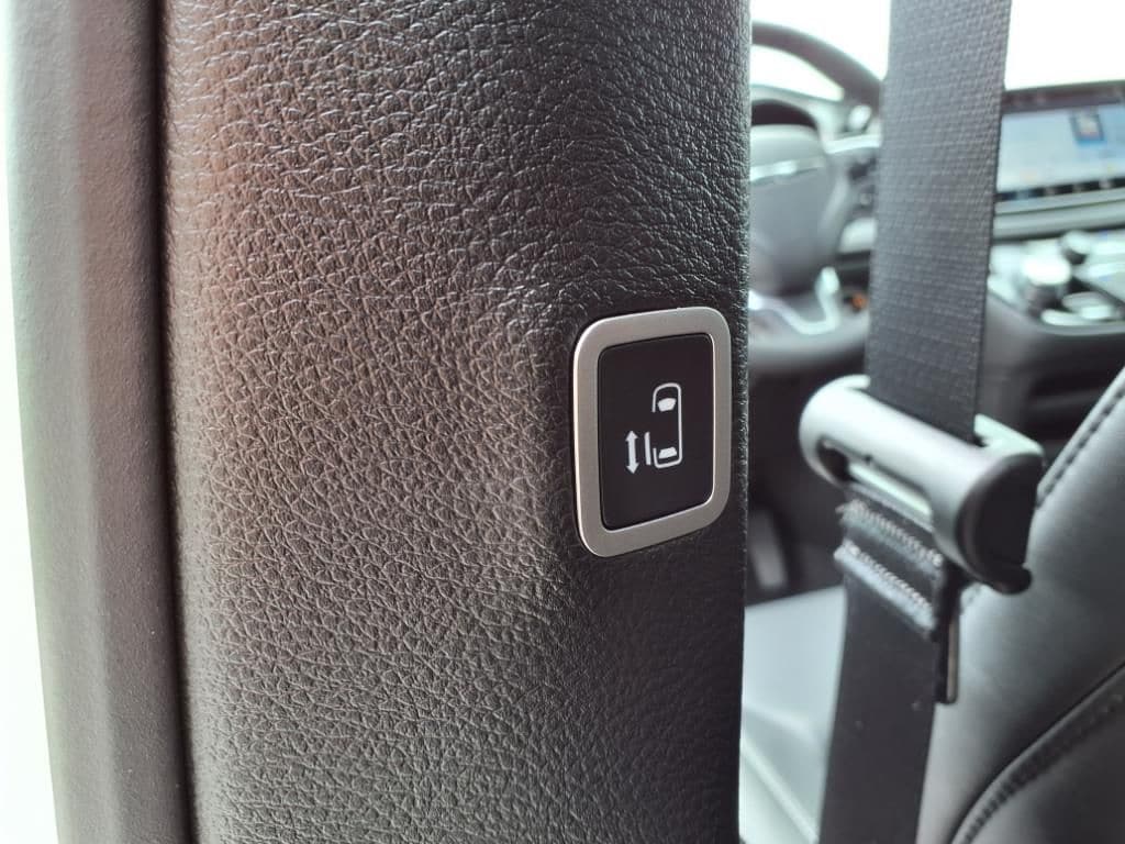 2025 Chrysler Pacifica Select - Photo 10