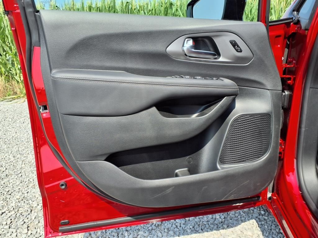 2025 Chrysler Pacifica Select - Photo 24