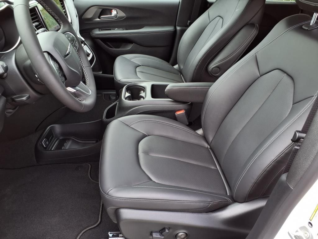 2025 Chrysler Pacifica Select - Photo 6