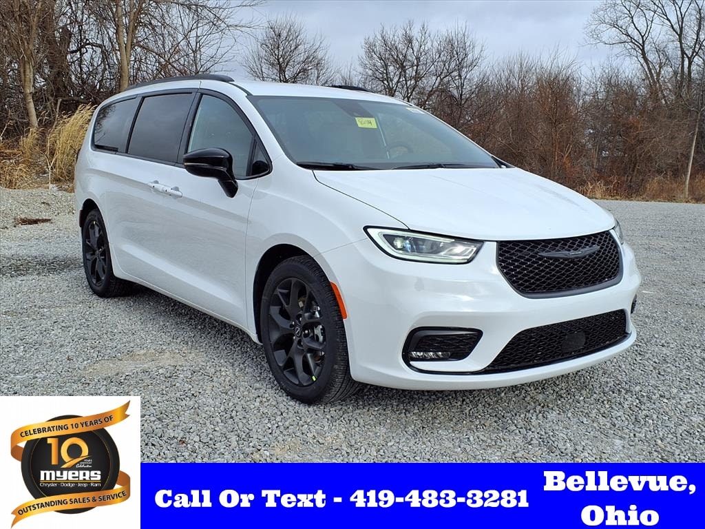 2026 Chrysler Pacifica Select's photo