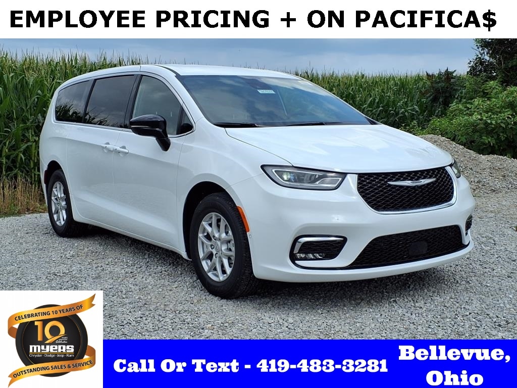 2025 Chrysler Pacifica Select's photo