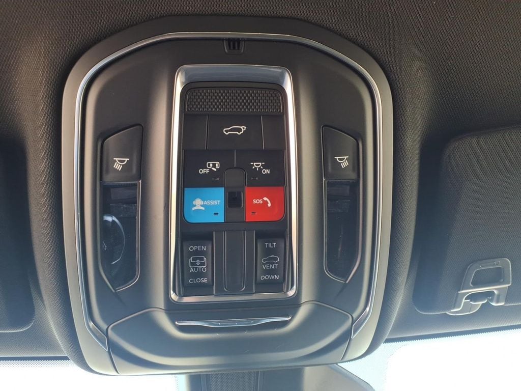 Used 2025 Jeep Grand Cherokee Laredo SUV