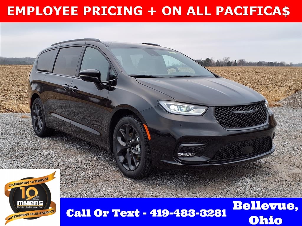 2026 Chrysler Pacifica Select's photo