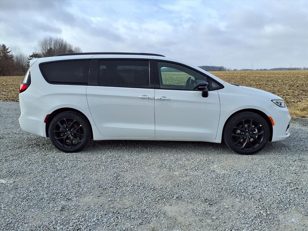 2026 Chrysler Pacifica Select - Photo 28